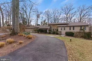 10124 Captain Hickory Pl, Great Falls, VA 22066 - Photo 4