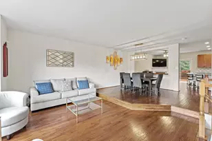 8873 Royal Doulton Ln, Fairfax, VA 22031 - Photo 6