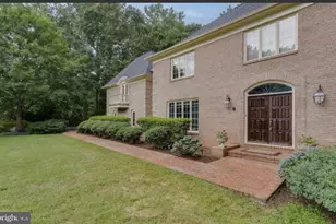 10700 Hunters Run Ct, Vienna, VA 22181 - Photo 2