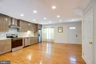 5772 Crownleigh Ct, Burke, VA 22015 - Photo 2