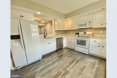 10323 Hampshire Green Avenue, Fairfax, VA 22032 - Photo 6