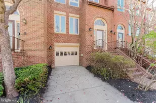 10151 Turnberry Pl, Oakton, VA 22124 - Photo 8