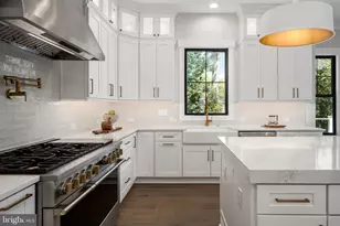 8642 McHenry St, Vienna, VA 22180 - Photo 22