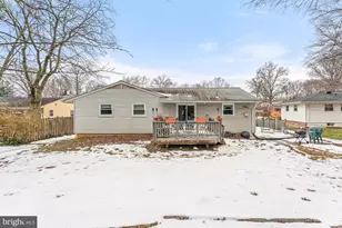 606 Meadow Ln SW, Vienna, VA 22180 - Photo 2