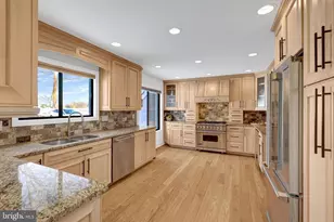 9982 Blackberry Ln, Great Falls, VA 22066 - Photo 8