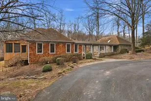 945 Hickory Run Ln, Great Falls, VA 22066 - Photo 2