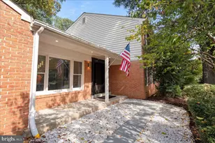 12183 Holly Knoll Cir, Great Falls, VA 22066 - Photo 2