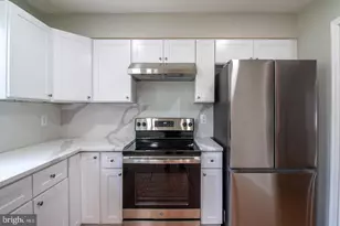 9709 Lakepointe Dr, Burke, VA 22015 - Photo 10