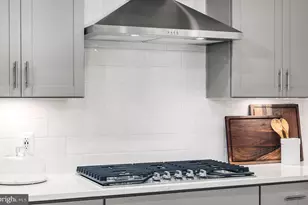 8131 Shining Star Ln, Vienna, VA 22182 - Photo 6