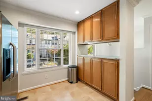 8316 Linden Oaks Ct, Lorton, VA 22079 - Photo 4