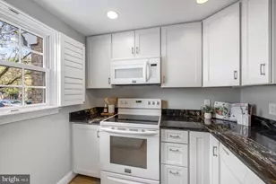 6145 Strasburg Dr, Centreville, VA 20121 - Photo 4