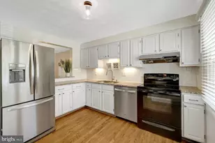 2910 Bridgehampton Ct, Falls Church, VA 22042 - Photo 2