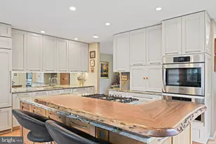 11698 Fox Glen Dr, Oakton, VA 22124 - Photo 14