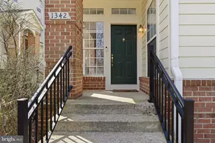 1342 Garden Wall Cir, Reston, VA 20194 - Photo 4