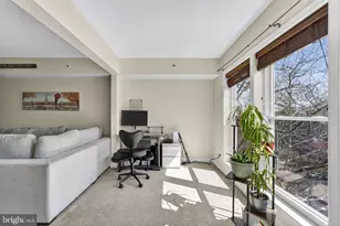 3179 Summit Square Dr, Oakton, VA 22124 - Photo 32