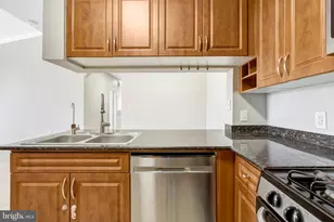 12104 Garden Grove Cir, Fairfax, VA 22030 - Photo 10