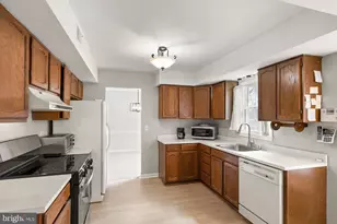 13513 King Charles Dr, Chantilly, VA 20151 - Photo 14