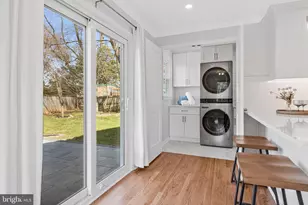 6920 Kenfig Dr, Falls Church, VA 22042 - Photo 16