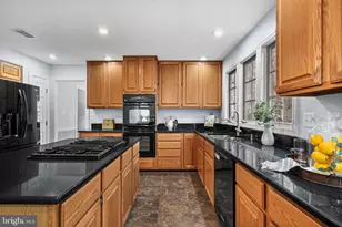 8648 Chase Glen Cir, Fairfax Station, VA 22039 - Photo 24