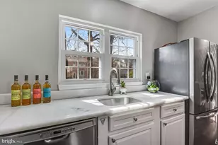 10125 Sassafras Woods Ct, Burke, VA 22015 - Photo 12