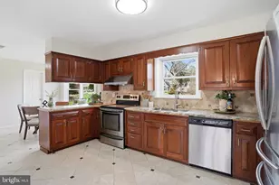 8509 Crestview Dr, Fairfax, VA 22031 - Photo 16