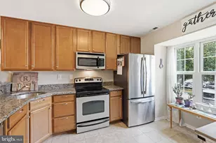 4037 Summer Hollow Ct, Chantilly, VA 20151 - Photo 6