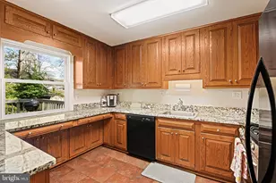 909 Plum St SW, Vienna, VA 22180 - Photo 8