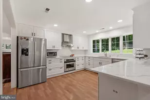 10418 Adel Rd, Oakton, VA 22124 - Photo 4