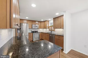 10097 Chestnut Wood Ln, Burke, VA 22015 - Photo 4