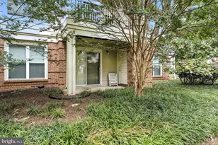 2204 Westcourt Ln, Herndon, VA 20170 - Photo 2