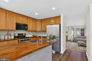 14647 Seasons Dr, Centreville, VA 20120 - Photo 10