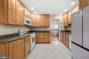 410 Victoria Ct NW, Vienna, VA 22180 - Photo 10