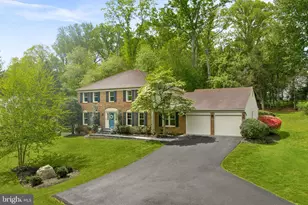 811 Follin Farm Ln, Great Falls, VA 22066 - Photo 2