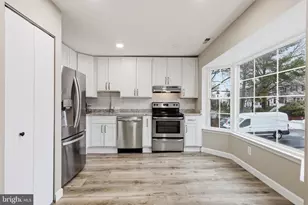 13707 Autumn Vale Ct, Chantilly, VA 20151 - Photo 2