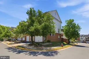 7819 Locust Leaf Ln, Alexandria, VA 22315 - Photo 4