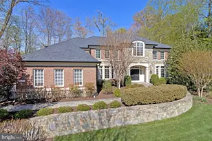 7814 Crownhurst Ct, McLean, VA 22102 - Photo 2