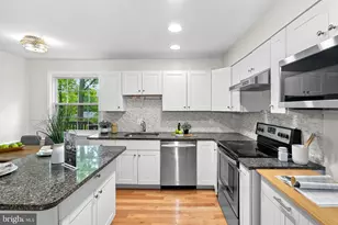 9361 Tartan View Dr, Fairfax, VA 22032 - Photo 16