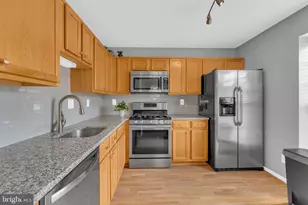 8200 Catbird Cir, Lorton, VA 22079 - Photo 4
