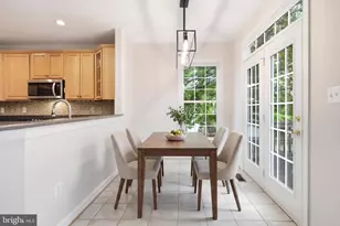 8908 Royal Hannah Ln, Fairfax, VA 22031 - Photo 6