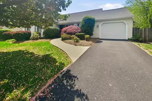 13905 Deviar Dr, Centreville, VA 20120 - Photo 2