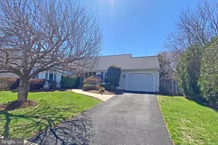 13905 Deviar Dr, Centreville, VA 20120 - Photo 4