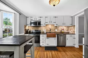 10111 Chestnut Wood Ln, Burke, VA 22015 - Photo 4