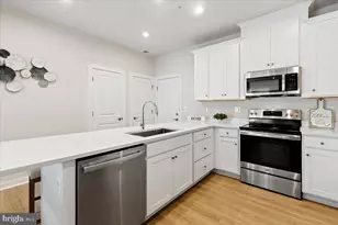 2437 Silver Line Aly, Herndon, VA 20171 - Photo 10