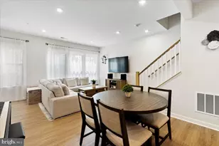 2437 Silver Line Aly, Herndon, VA 20171 - Photo 8