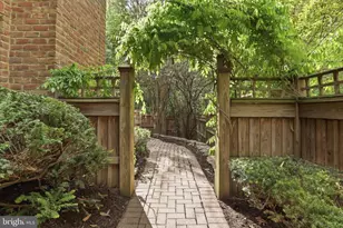 2323 Sawtooth Oak Ct, Vienna, VA 22182 - Photo 2