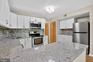 9725 Kings Crown Ct, Fairfax, VA 22031 - Photo 10
