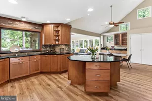 10714 Midsummer Dr, Reston, VA 20191 - Photo 2