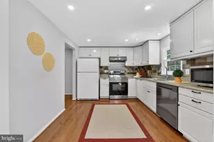 10041 Chestnut Wood Ln, Burke, VA 22015 - Photo 4