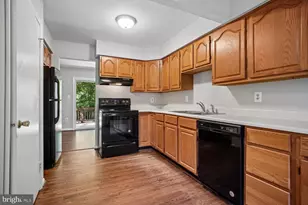 10051 Downeys Wood Ct, Burke, VA 22015 - Photo 6