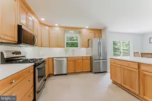 4911 Wycliff Ln, Fairfax, VA 22032 - Photo 2